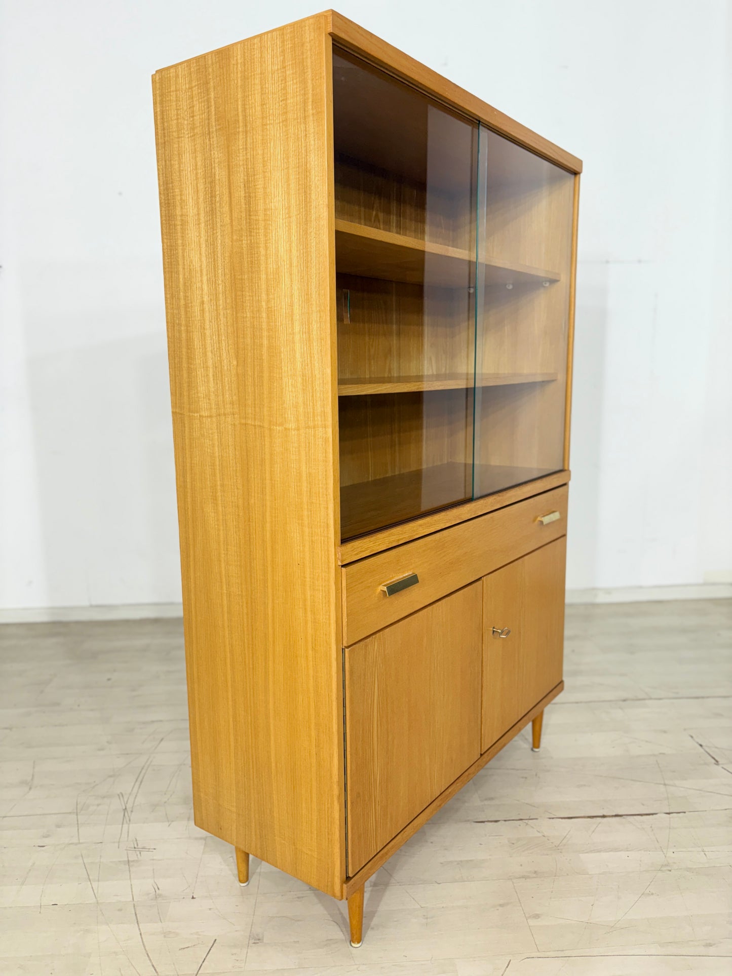 Elegantes Mid-Century Highboard – Stilvolle Vitrine aus den 60er Jahren