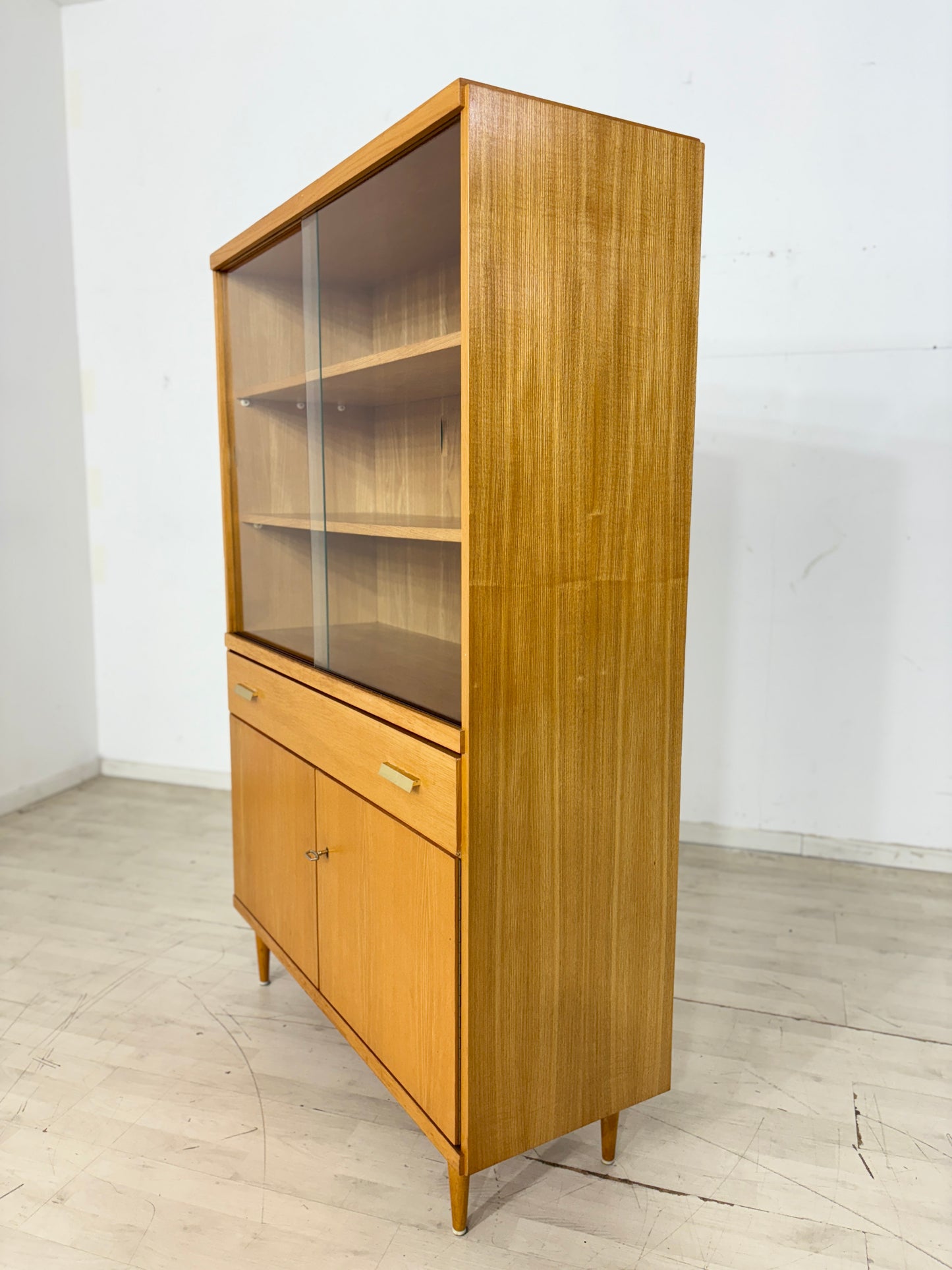 Elegantes Mid-Century Highboard – Stilvolle Vitrine aus den 60er Jahren