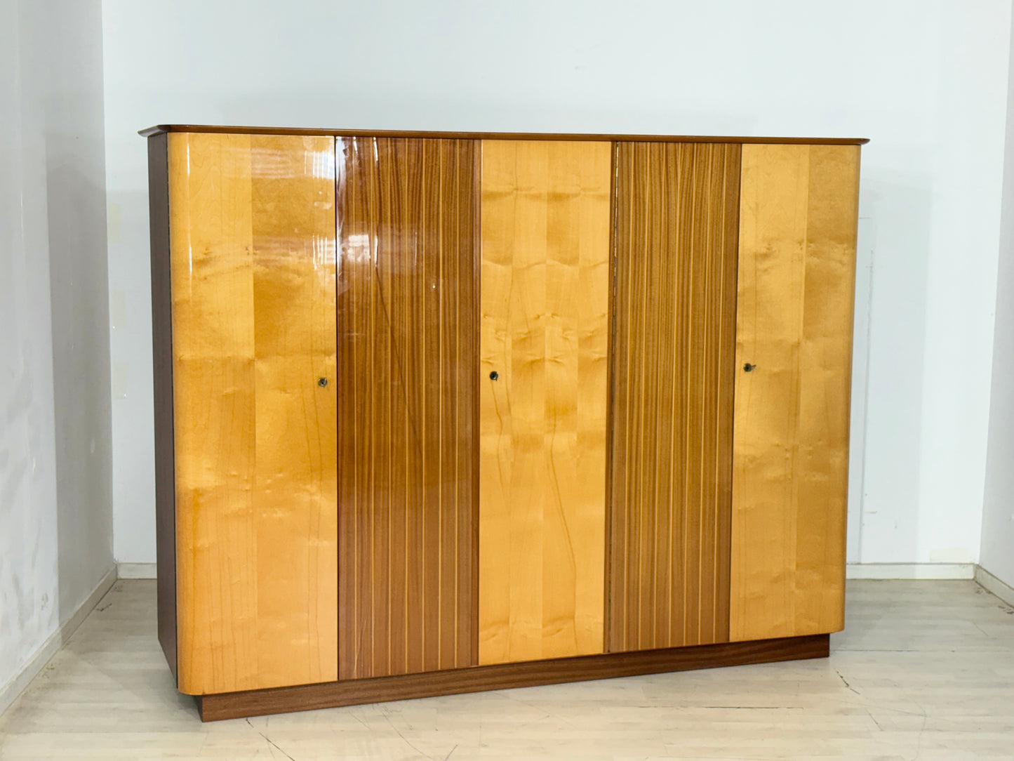 Schöner großer Vintage Kleiderschrank Holz Schrank Schlafzimmerschrank