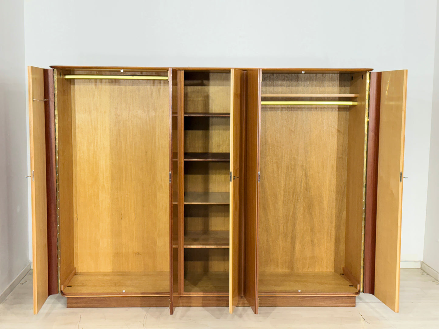 Schöner großer Vintage Kleiderschrank Holz Schrank Schlafzimmerschrank