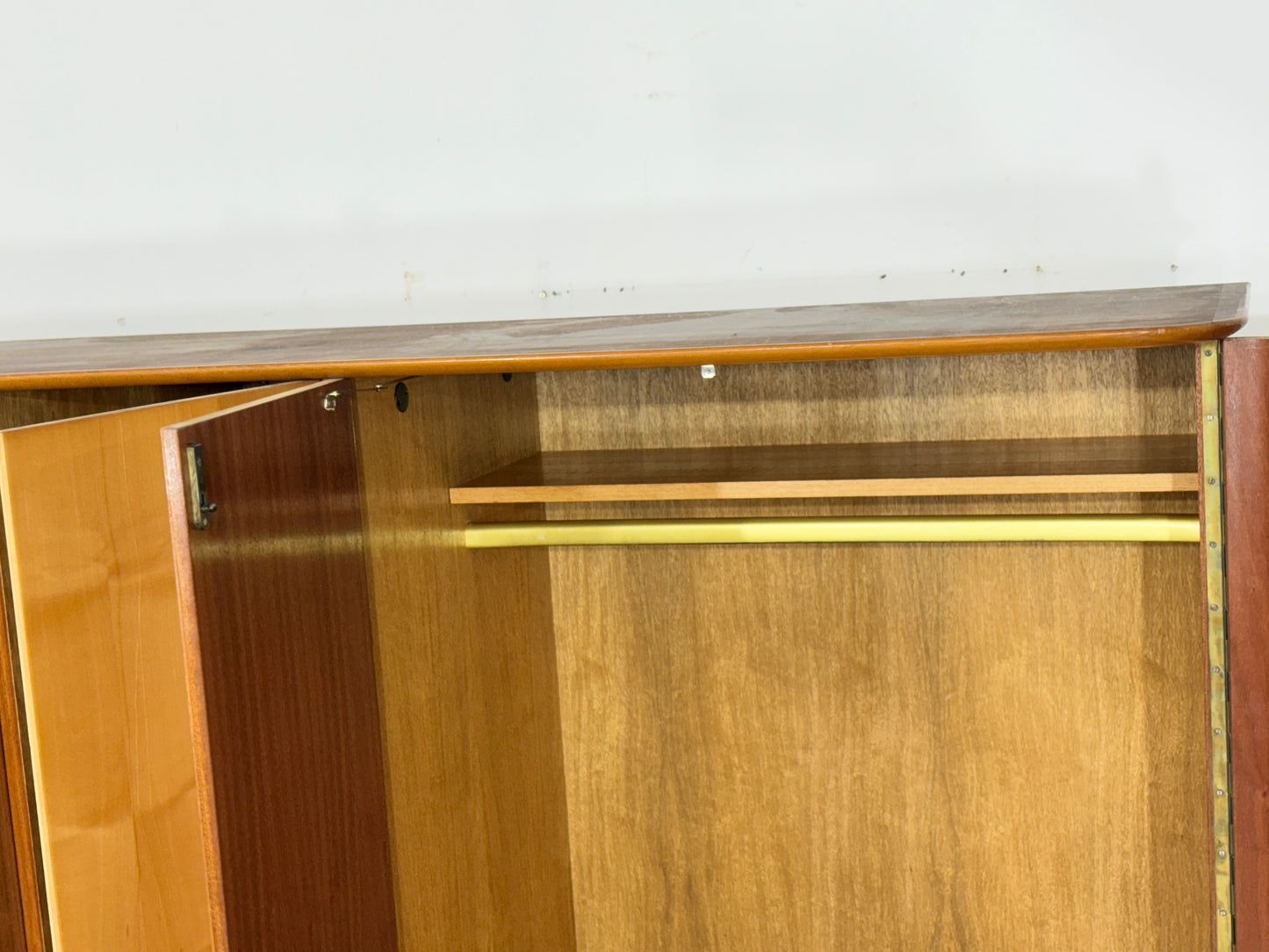 Schöner großer Vintage Kleiderschrank Holz Schrank Schlafzimmerschrank