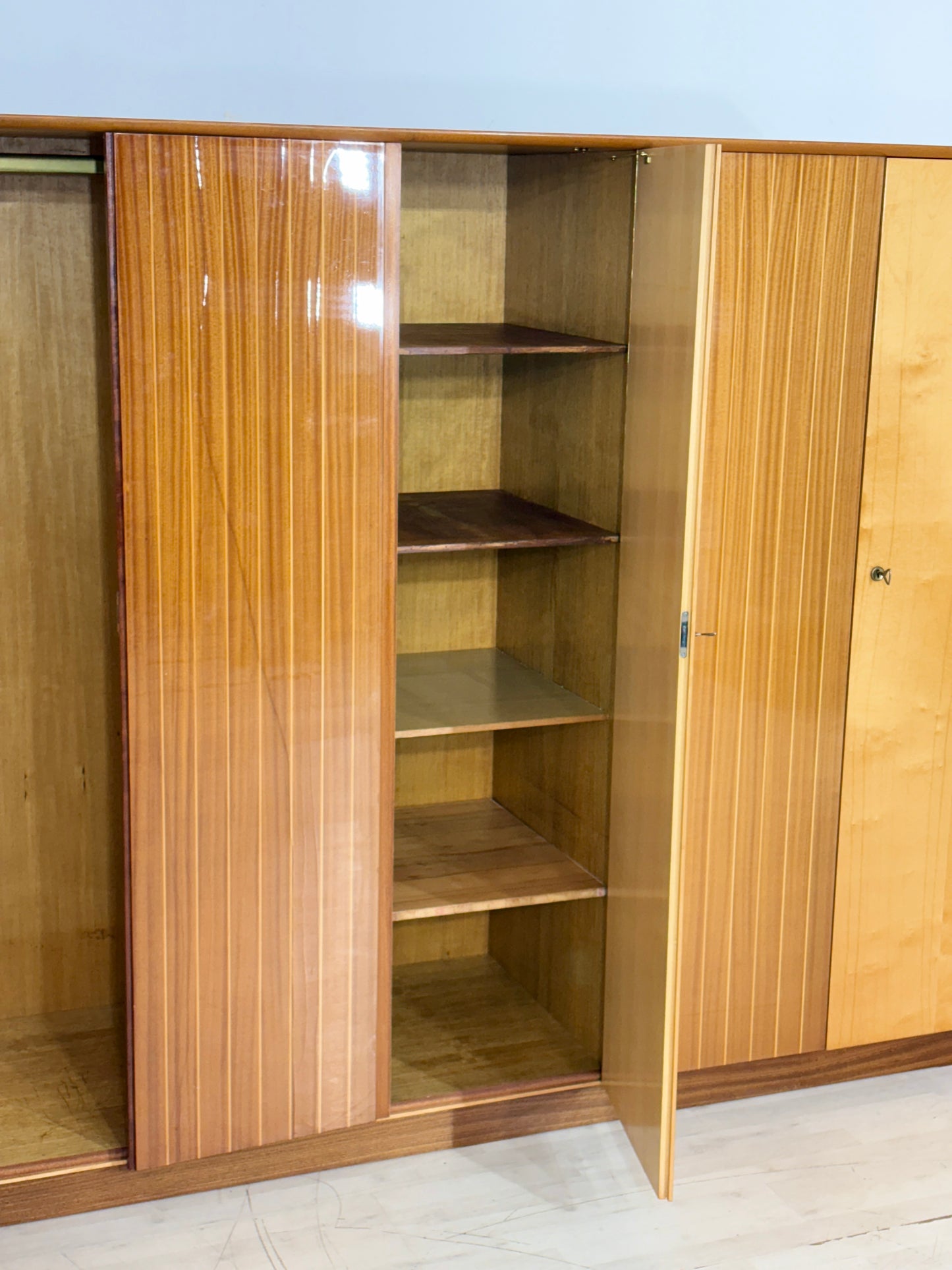 Schöner großer Vintage Kleiderschrank Holz Schrank Schlafzimmerschrank