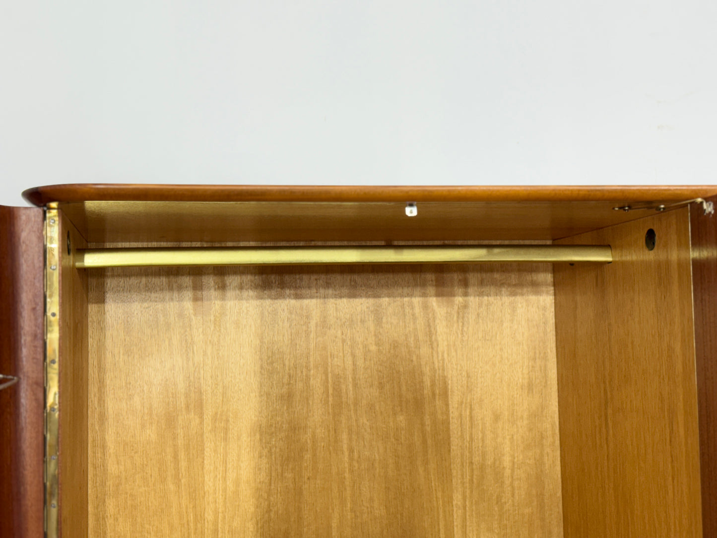 Schöner großer Vintage Kleiderschrank Holz Schrank Schlafzimmerschrank