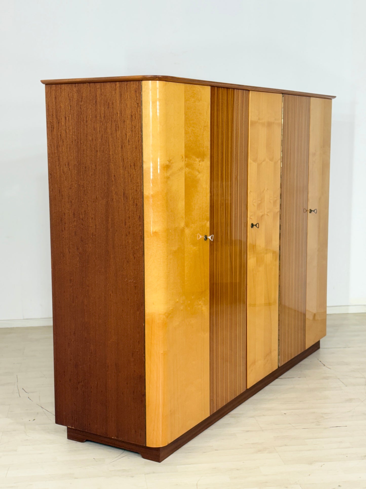 Schöner großer Vintage Kleiderschrank Holz Schrank Schlafzimmerschrank