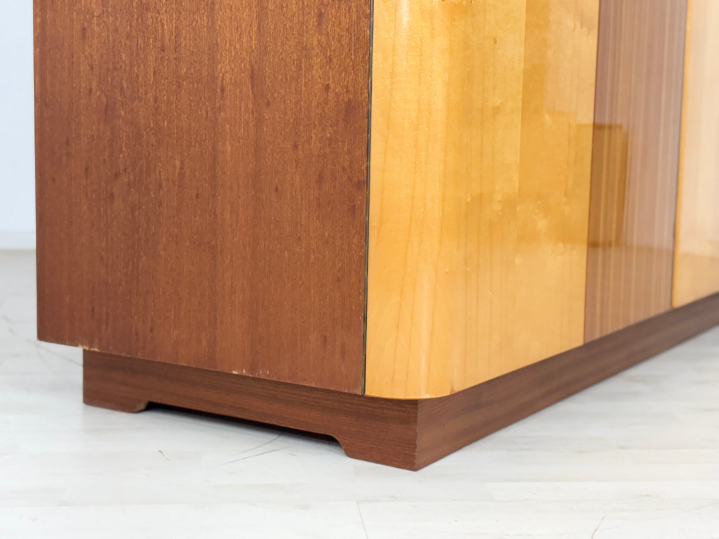 Schöner großer Vintage Kleiderschrank Holz Schrank Schlafzimmerschrank