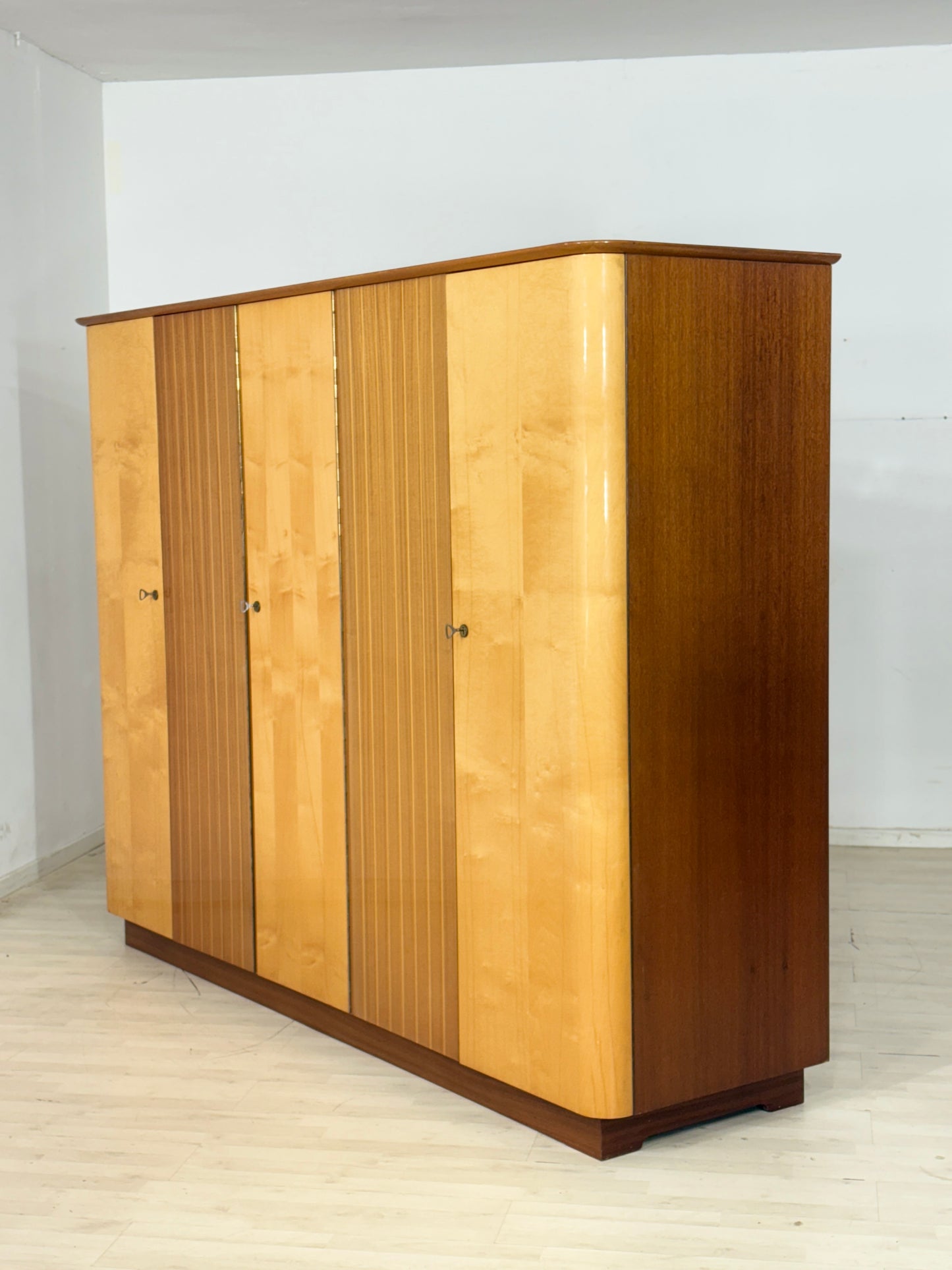 Schöner großer Vintage Kleiderschrank Holz Schrank Schlafzimmerschrank
