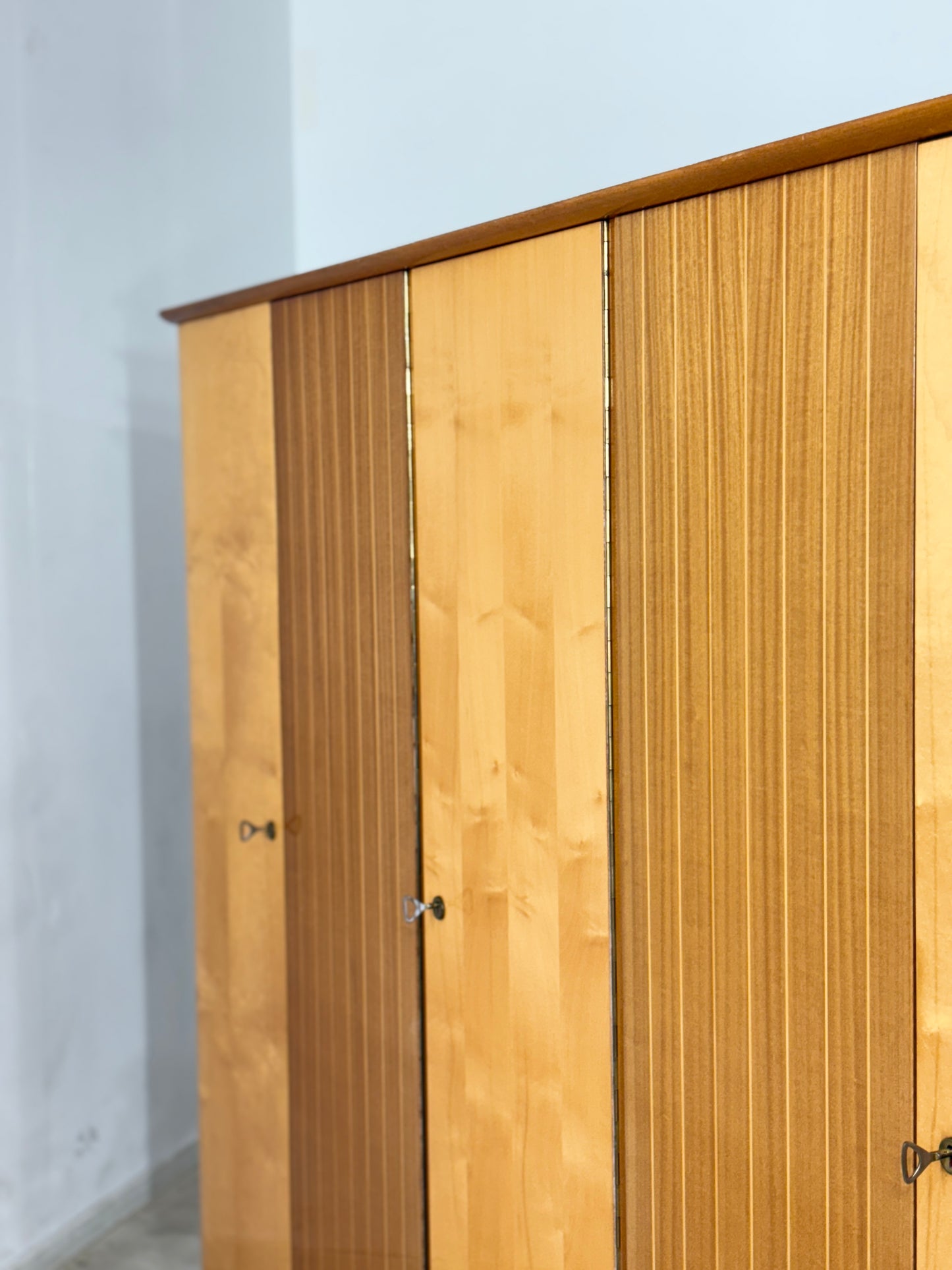 Schöner großer Vintage Kleiderschrank Holz Schrank Schlafzimmerschrank