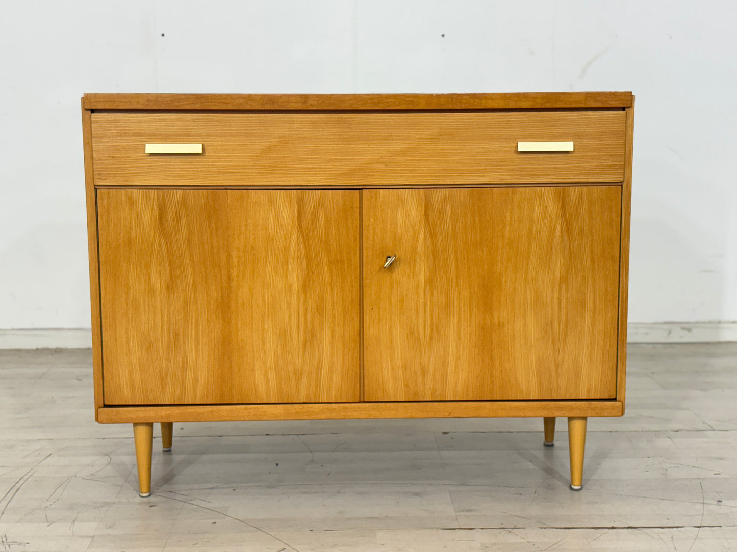 Stilvolle Mid-Century Kommode / Vintage Sideboard / Flurschrank 60er Jahre