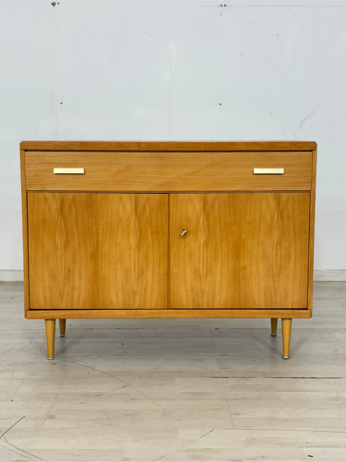 Stilvolle Mid-Century Kommode / Vintage Sideboard / Flurschrank 60er Jahre