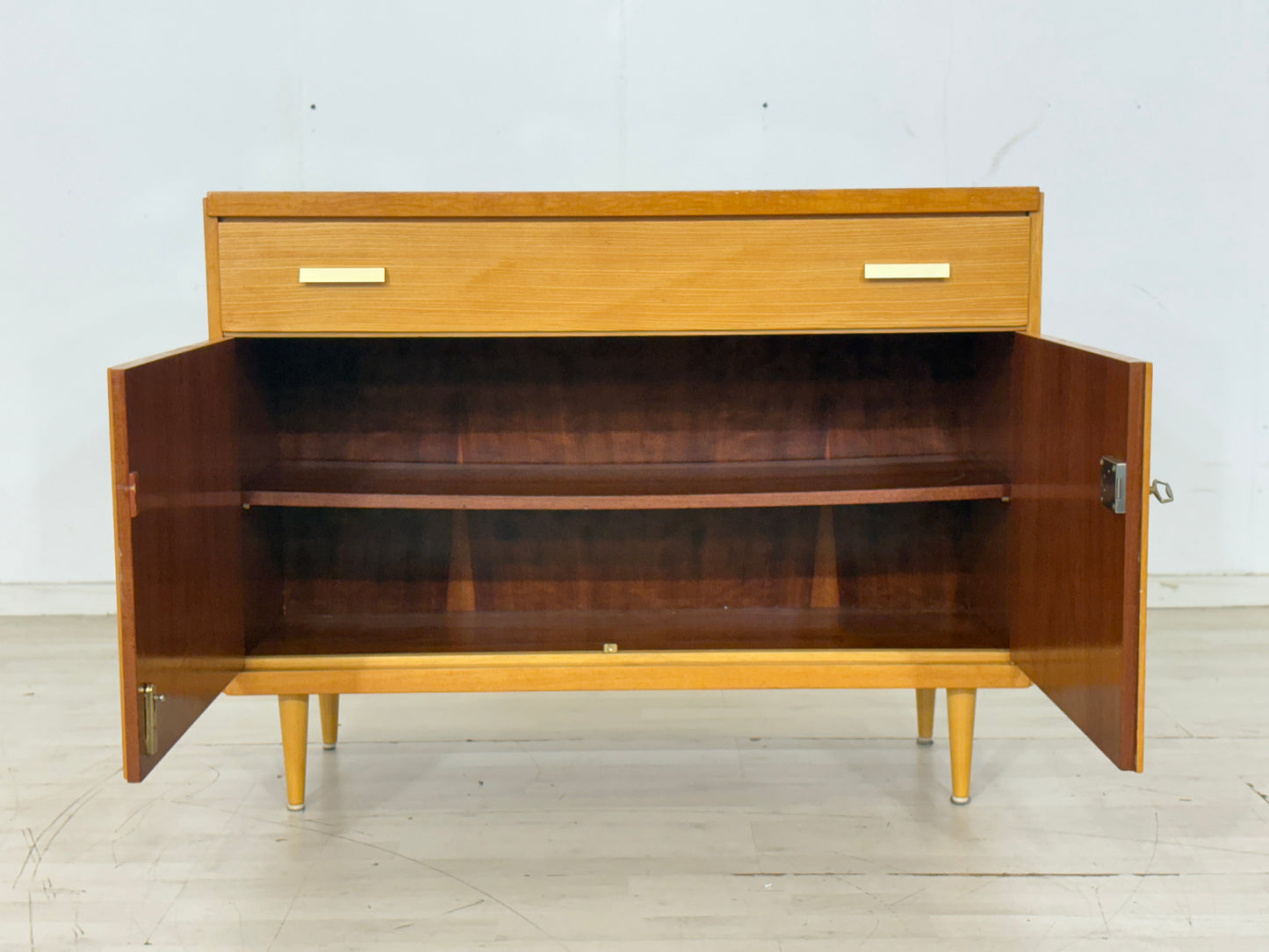 Stilvolle Mid-Century Kommode / Vintage Sideboard / Flurschrank 60er Jahre