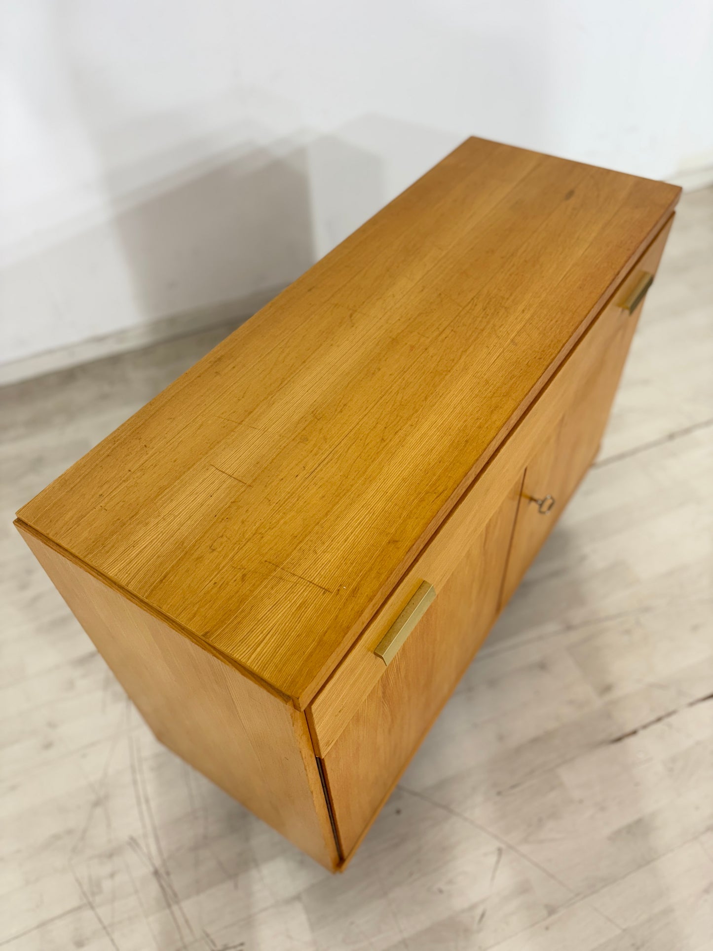Stilvolle Mid-Century Kommode / Vintage Sideboard / Flurschrank 60er Jahre