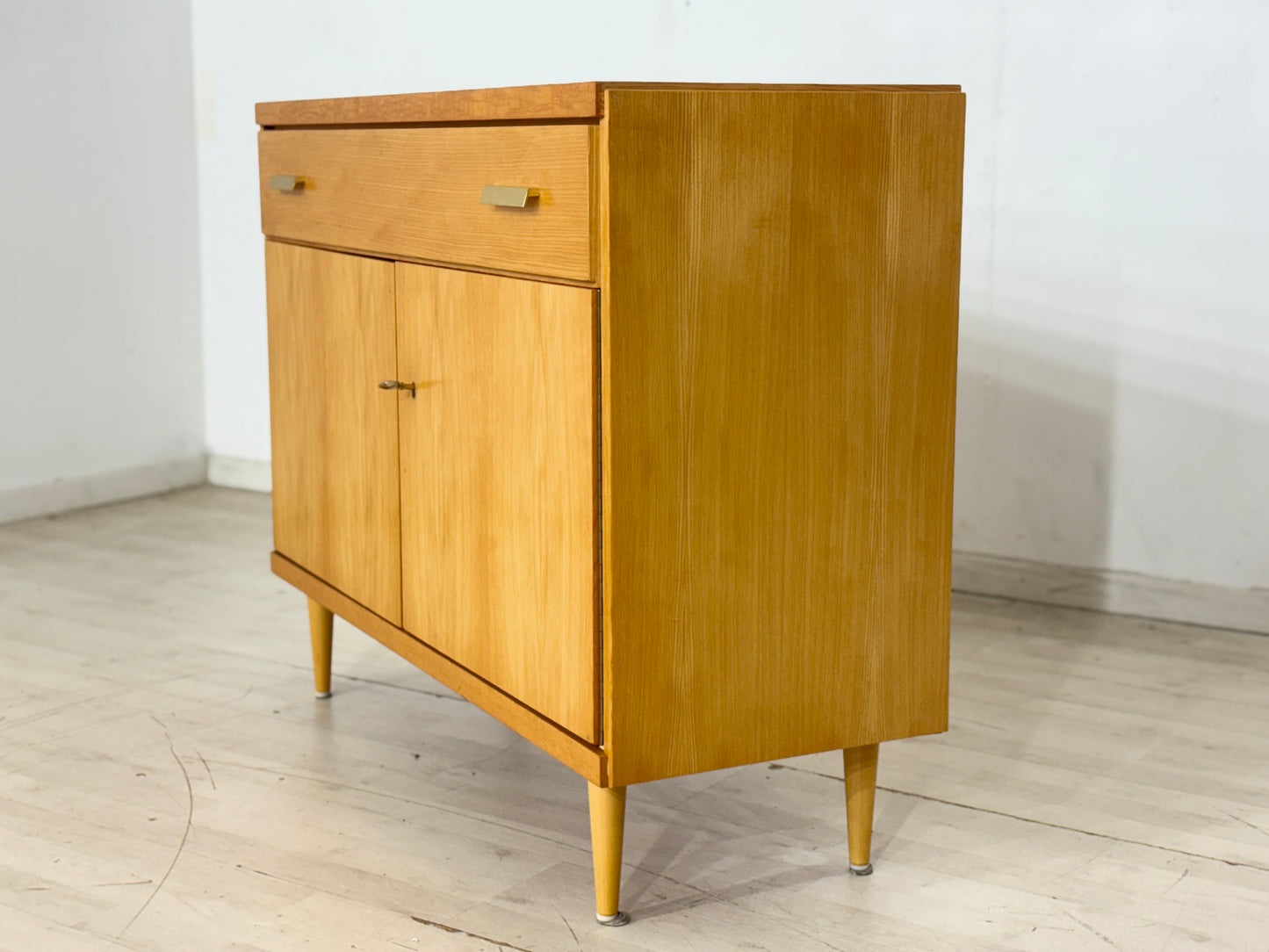 Stilvolle Mid-Century Kommode / Vintage Sideboard / Flurschrank 60er Jahre