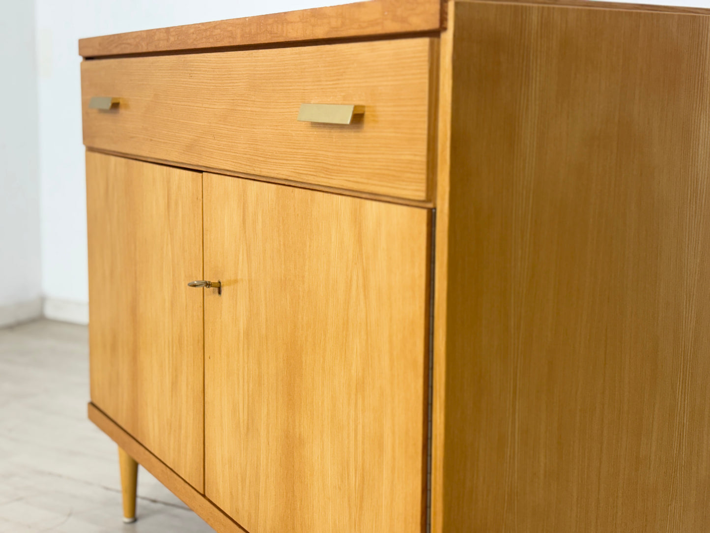 Stilvolle Mid-Century Kommode / Vintage Sideboard / Flurschrank 60er Jahre