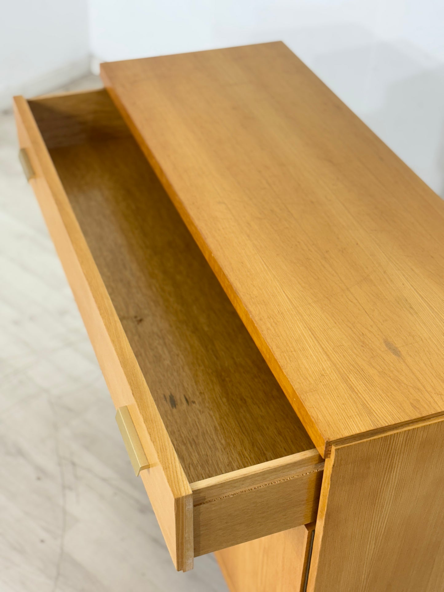 Stilvolle Mid-Century Kommode / Vintage Sideboard / Flurschrank 60er Jahre