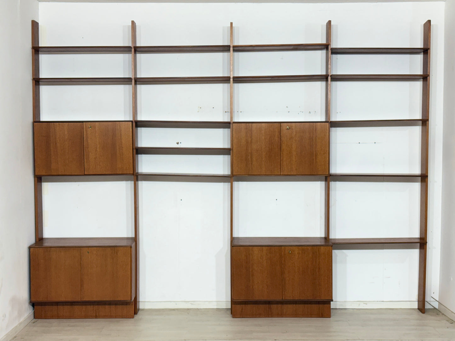 Modulares Mid-Century Wandregal von interna-Peter Pedrides / Teak-Regalsystem 60er Jahre