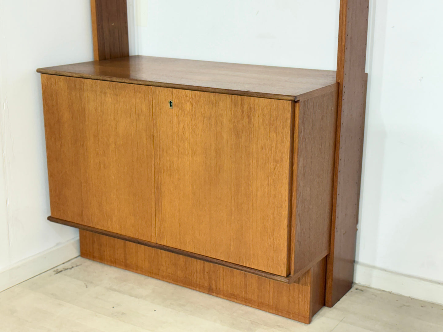 Modulares Mid-Century Wandregal von interna-Peter Pedrides / Teak-Regalsystem 60er Jahre