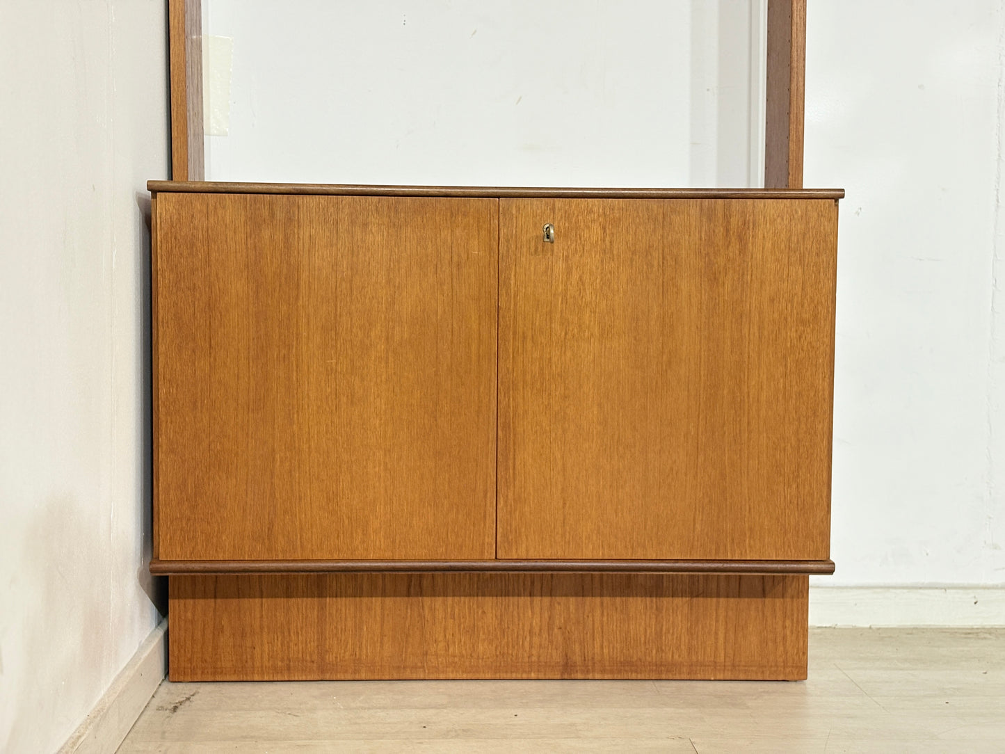 Modulares Mid-Century Wandregal von interna-Peter Pedrides / Teak-Regalsystem 60er Jahre