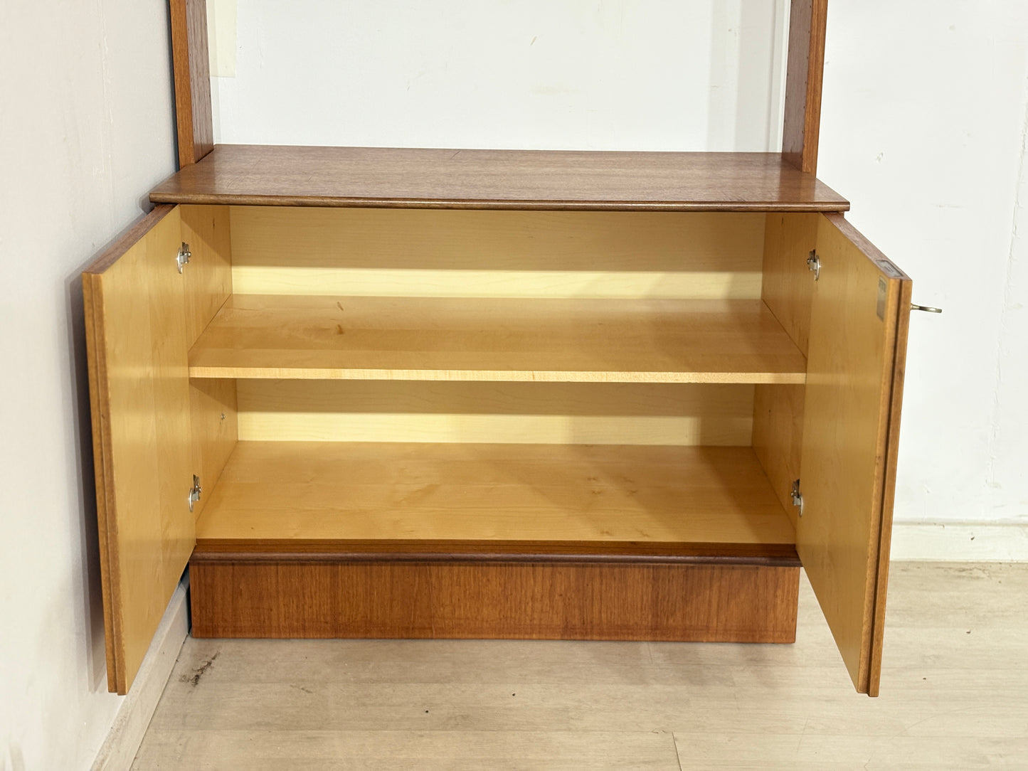 Modulares Mid-Century Wandregal von interna-Peter Pedrides / Teak-Regalsystem 60er Jahre