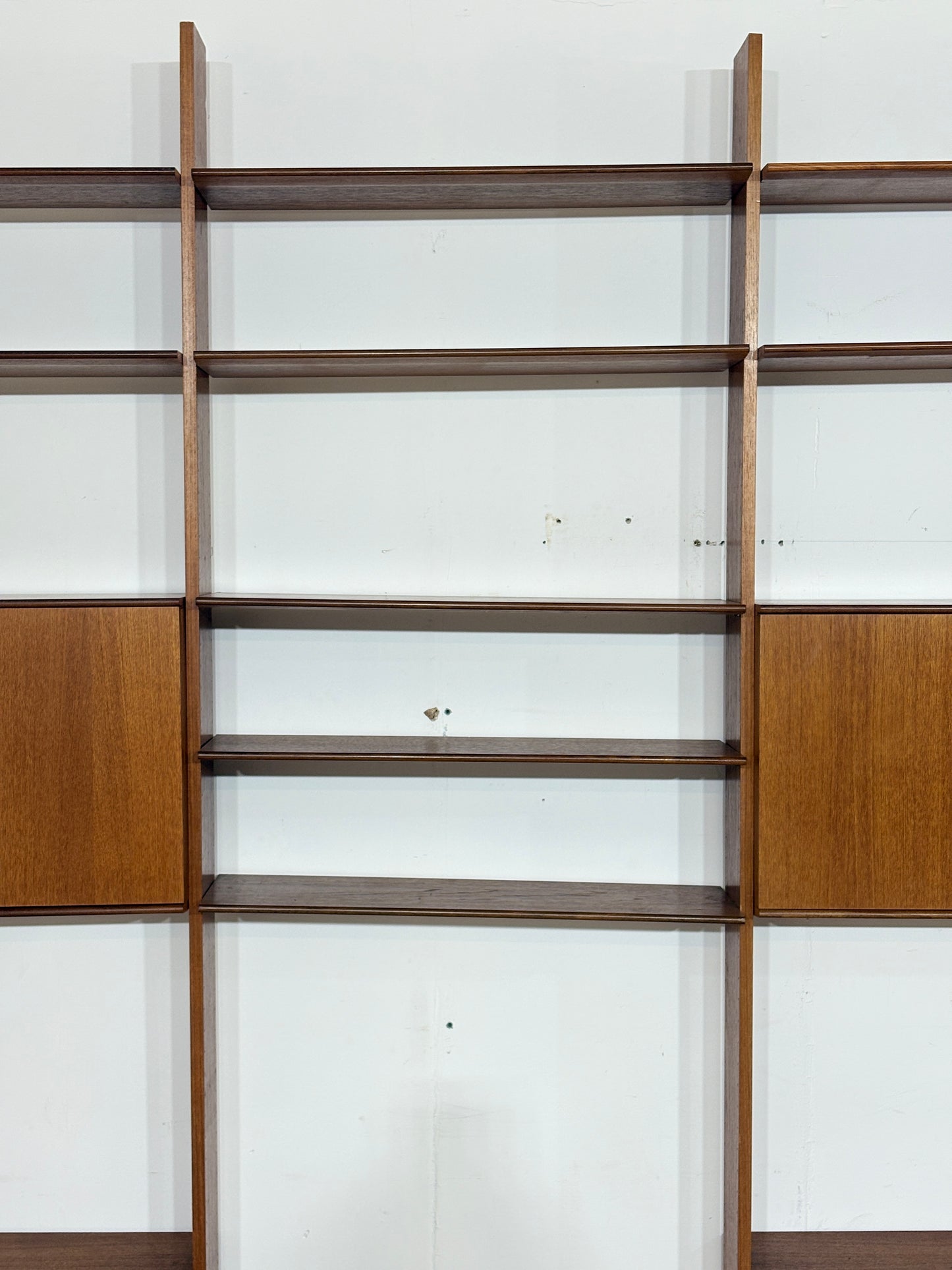 Modulares Mid-Century Wandregal von interna-Peter Pedrides / Teak-Regalsystem 60er Jahre