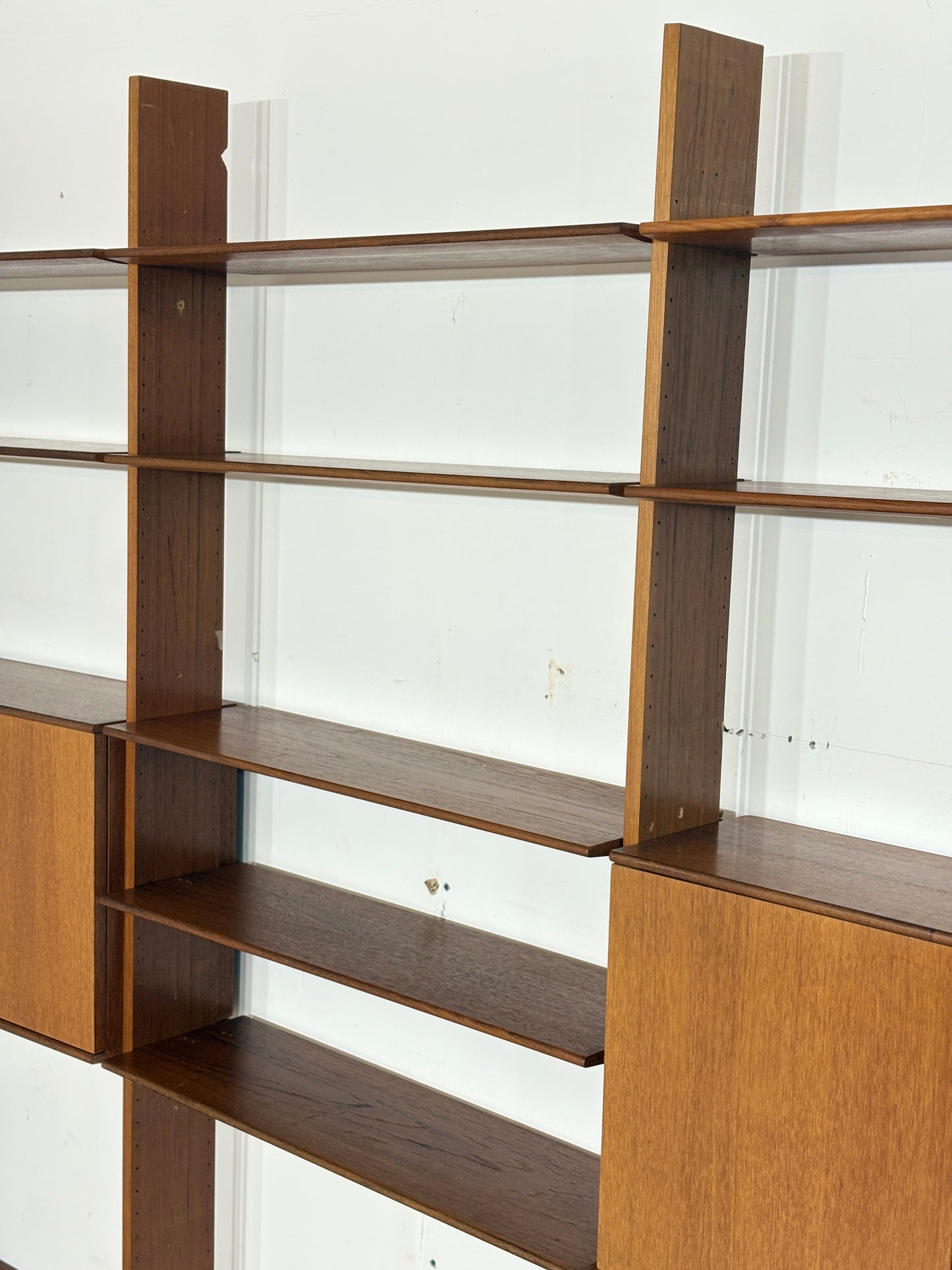 Modulares Mid-Century Wandregal von interna-Peter Pedrides / Teak-Regalsystem 60er Jahre