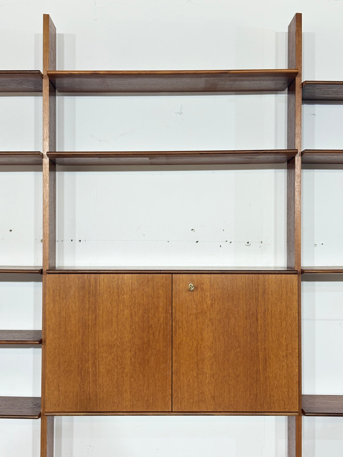 Modulares Mid-Century Wandregal von interna-Peter Pedrides / Teak-Regalsystem 60er Jahre