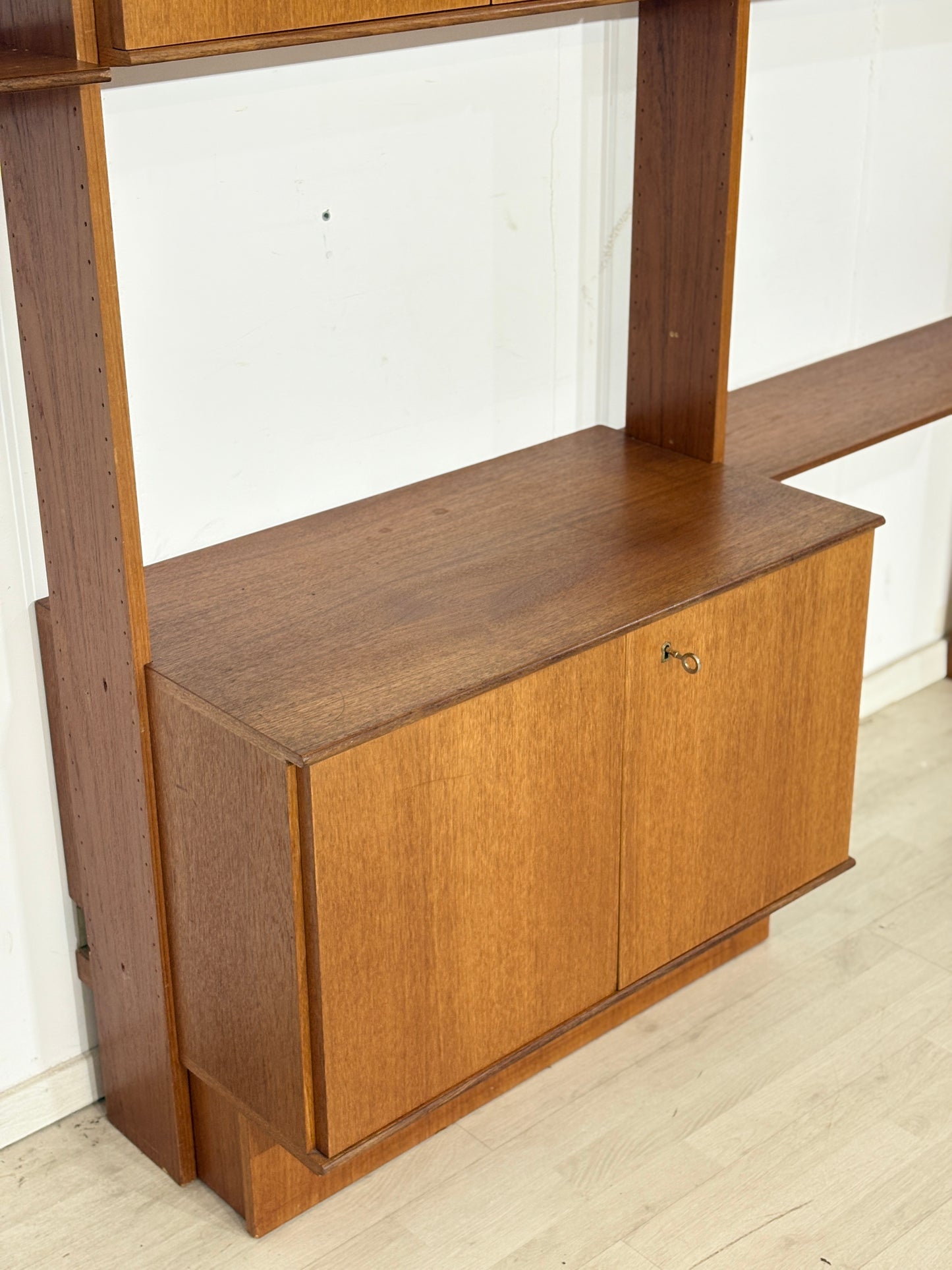 Modulares Mid-Century Wandregal von interna-Peter Pedrides / Teak-Regalsystem 60er Jahre