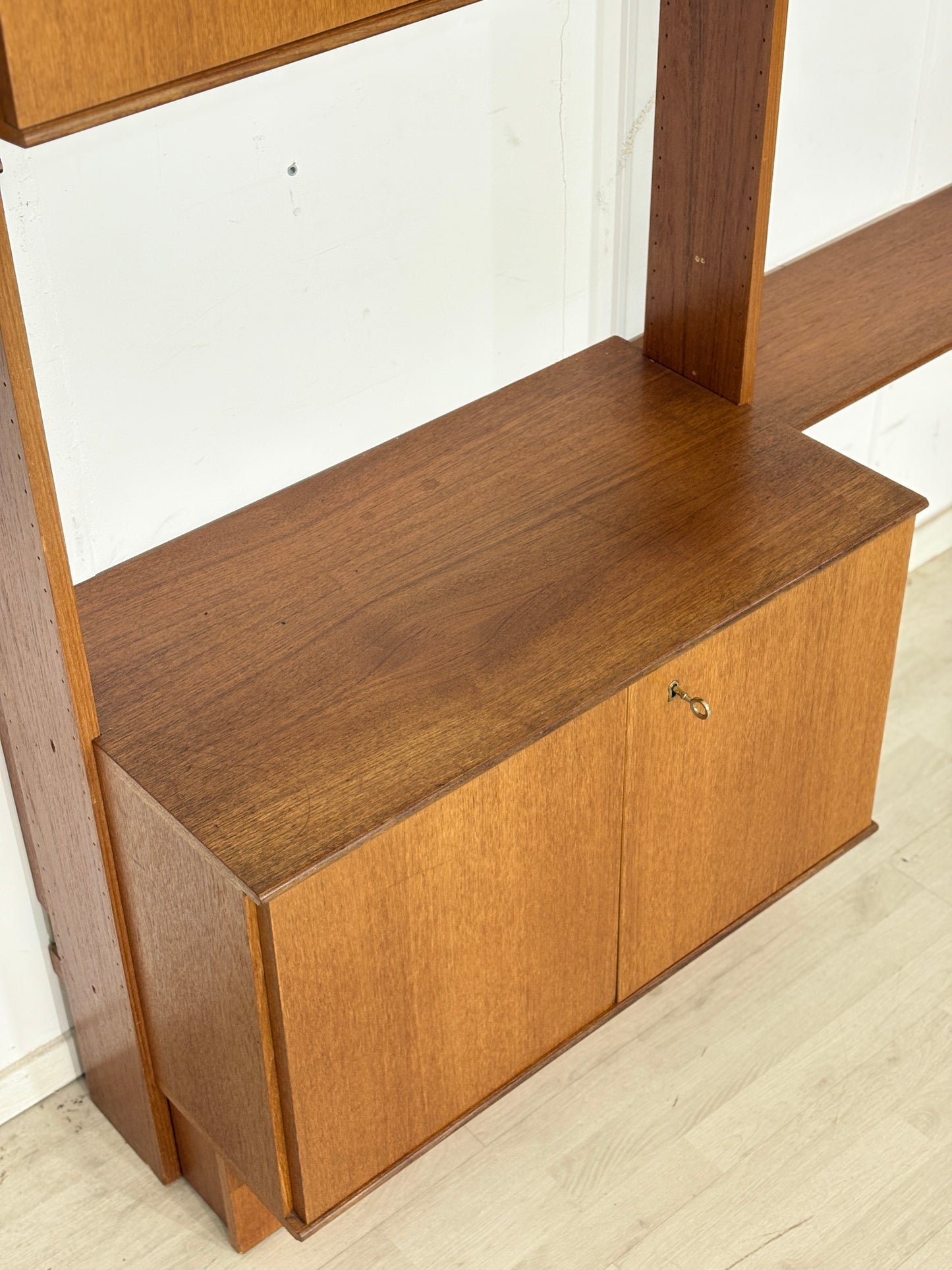 Modulares Mid-Century Wandregal von interna-Peter Pedrides / Teak-Regalsystem 60er Jahre