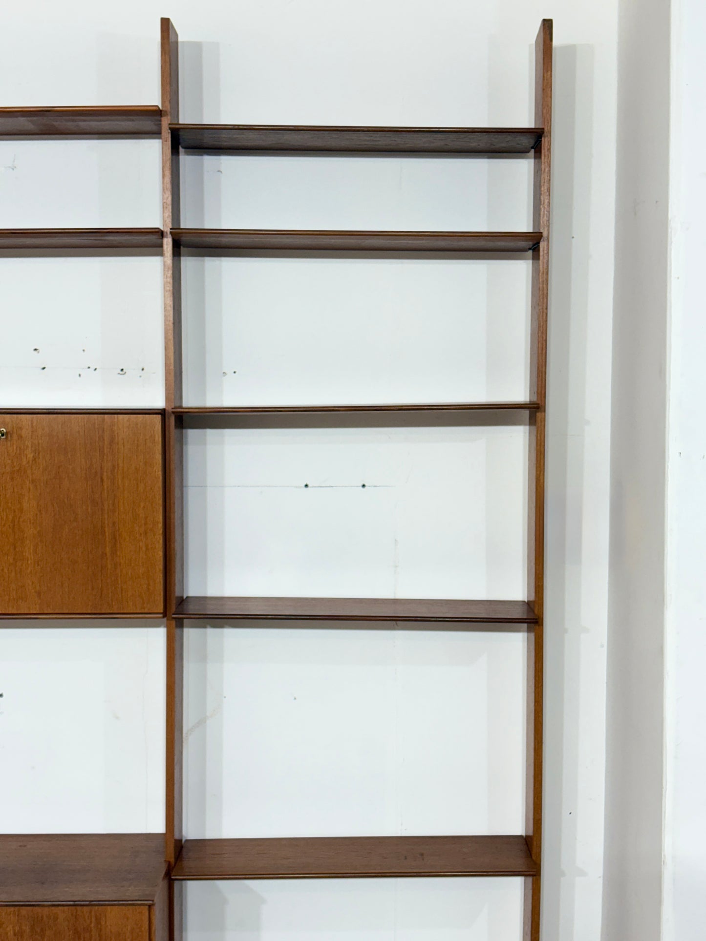 Modulares Mid-Century Wandregal von interna-Peter Pedrides / Teak-Regalsystem 60er Jahre