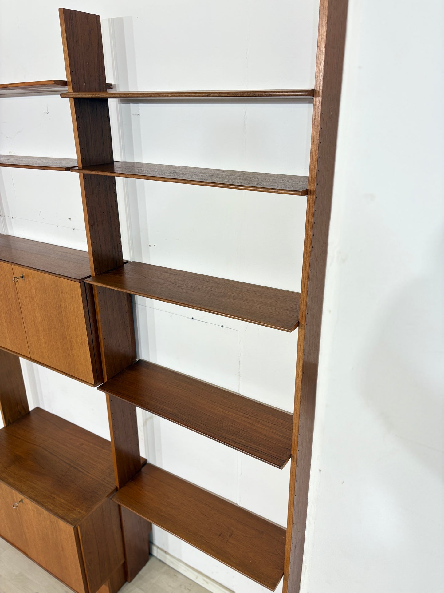 Modulares Mid-Century Wandregal von interna-Peter Pedrides / Teak-Regalsystem 60er Jahre