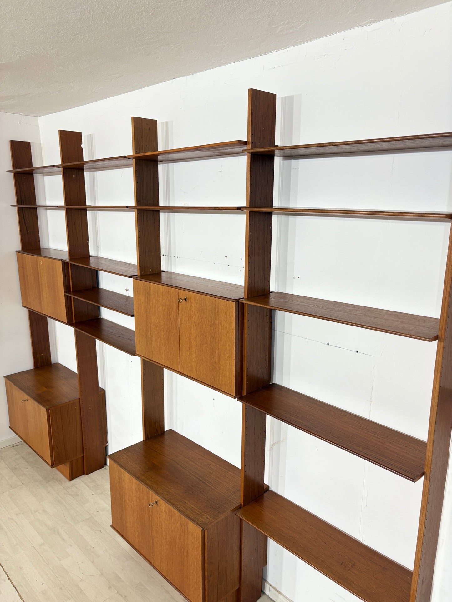 Modulares Mid-Century Wandregal von interna-Peter Pedrides / Teak-Regalsystem 60er Jahre