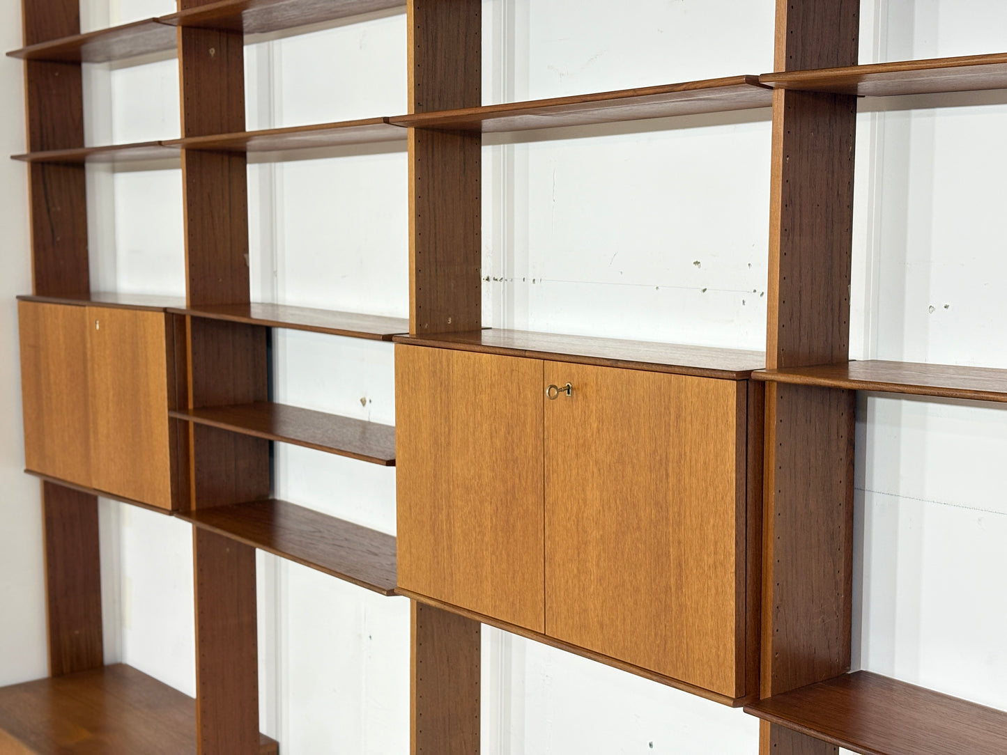 Modulares Mid-Century Wandregal von interna-Peter Pedrides / Teak-Regalsystem 60er Jahre