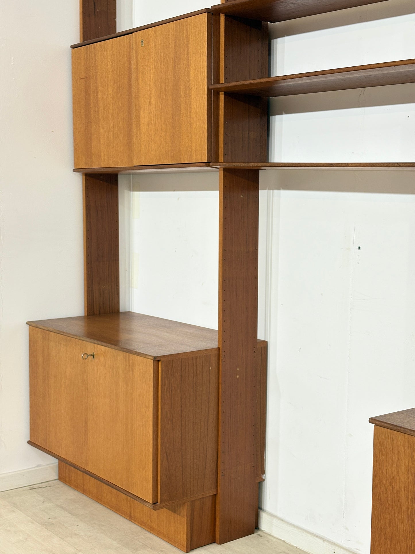 Modulares Mid-Century Wandregal von interna-Peter Pedrides / Teak-Regalsystem 60er Jahre