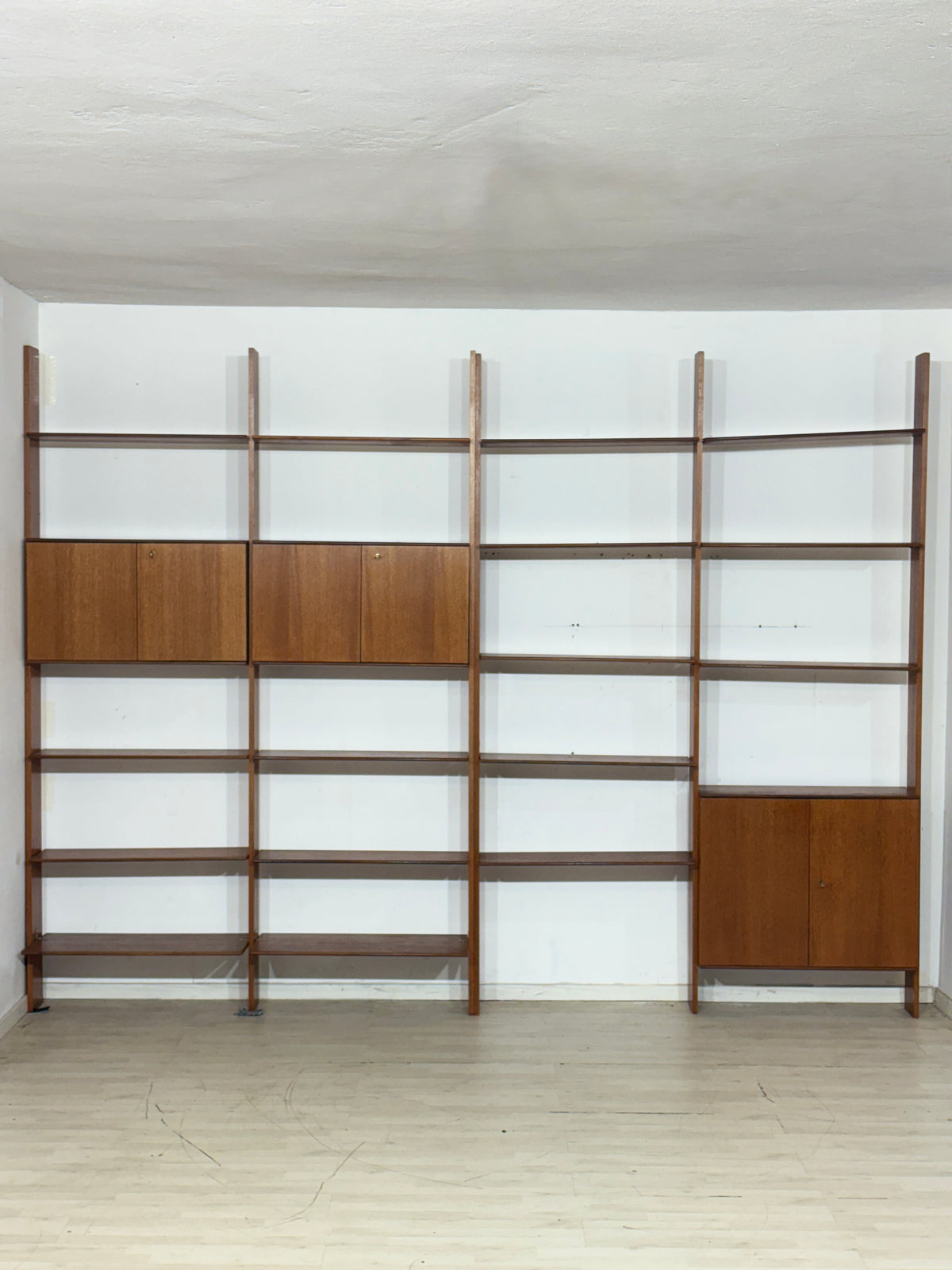 Modulares Mid-Century Wandregal von interna-Peter Pedrides / Teak-Regalsystem 60er Jahre
