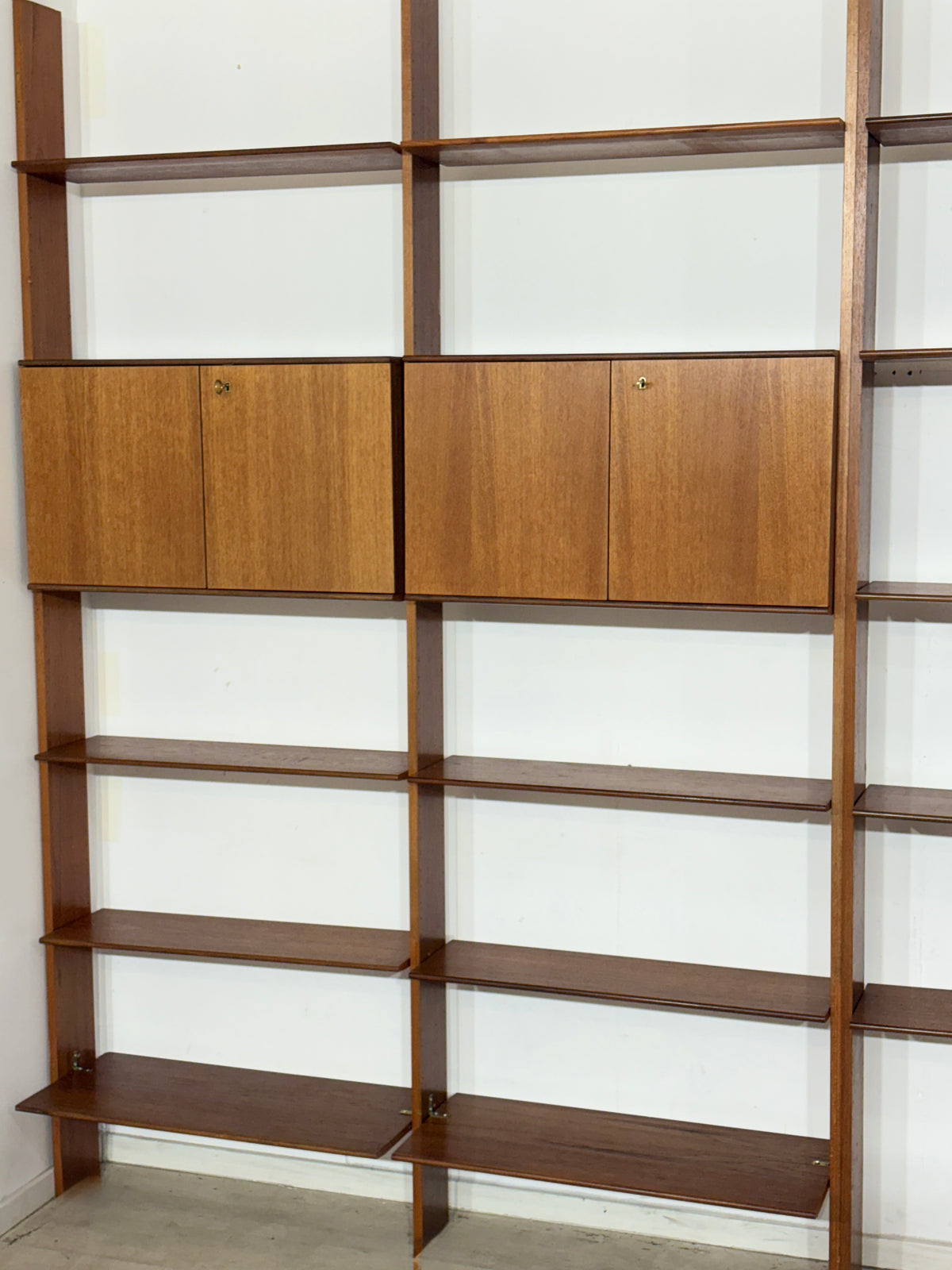 Modulares Mid-Century Wandregal von interna-Peter Pedrides / Teak-Regalsystem 60er Jahre