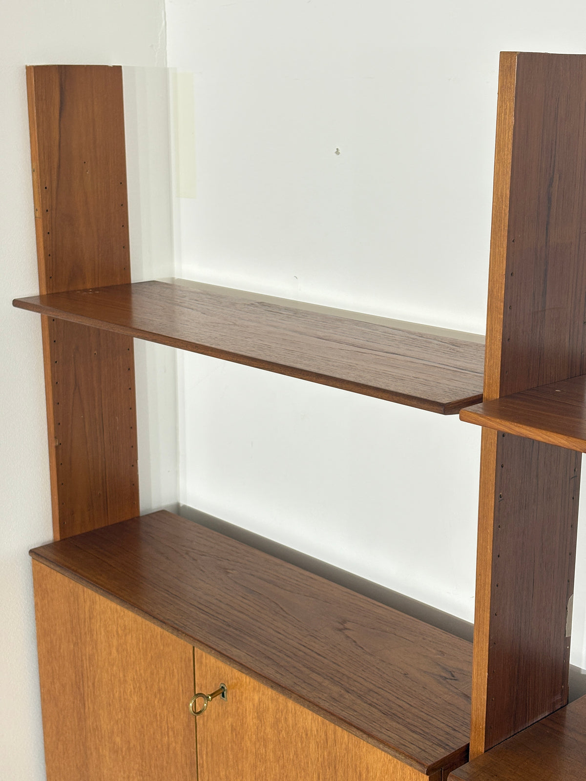 Modulares Mid-Century Wandregal von interna-Peter Pedrides / Teak-Regalsystem 60er Jahre