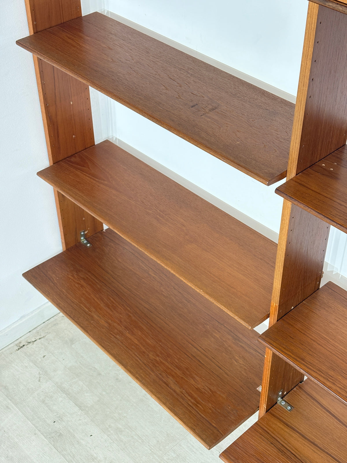 Modulares Mid-Century Wandregal von interna-Peter Pedrides / Teak-Regalsystem 60er Jahre