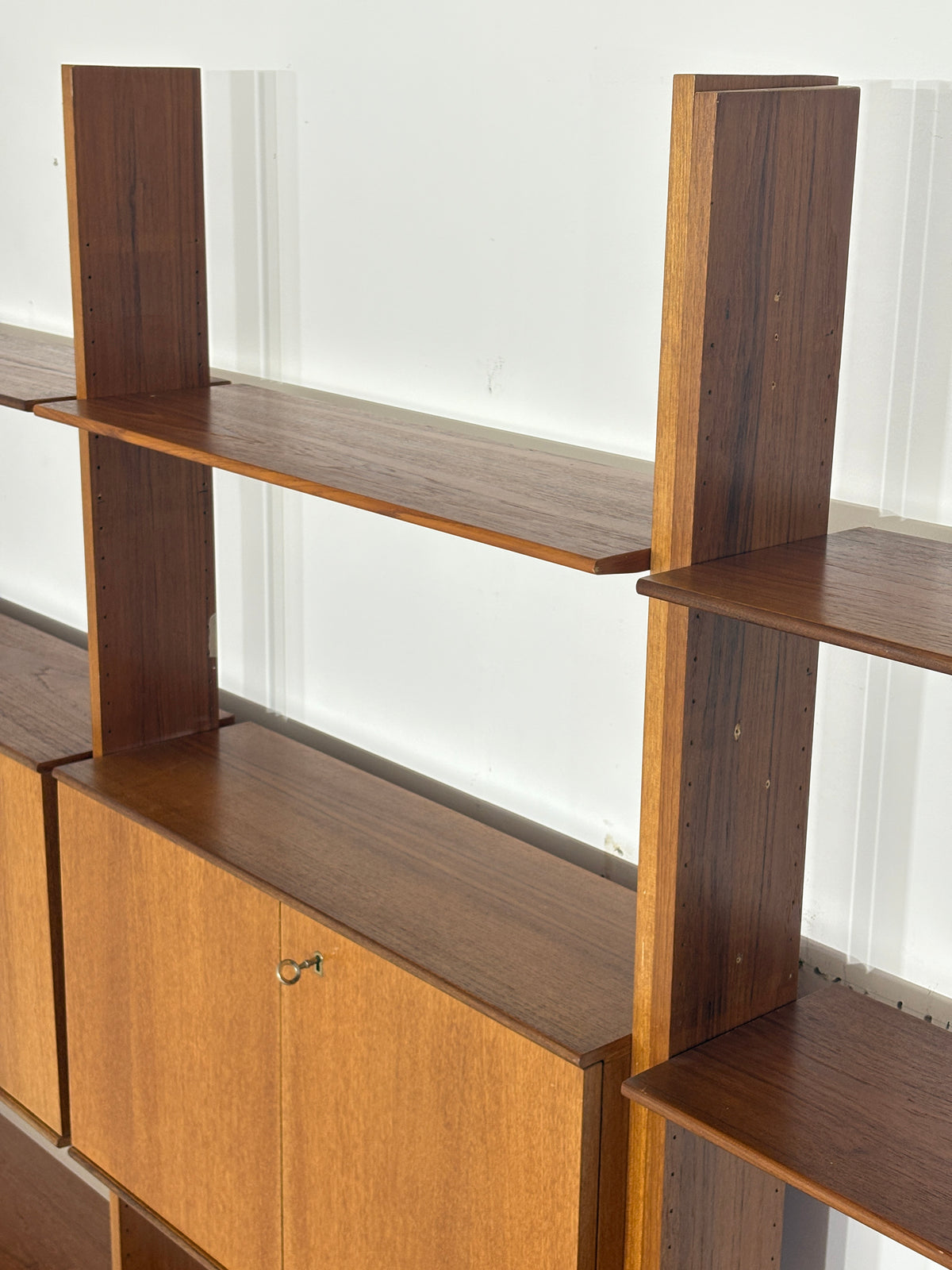 Modulares Mid-Century Wandregal von interna-Peter Pedrides / Teak-Regalsystem 60er Jahre