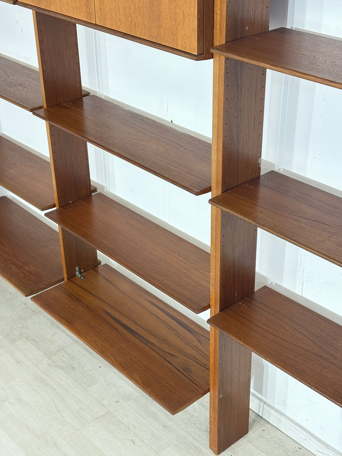 Modulares Mid-Century Wandregal von interna-Peter Pedrides / Teak-Regalsystem 60er Jahre