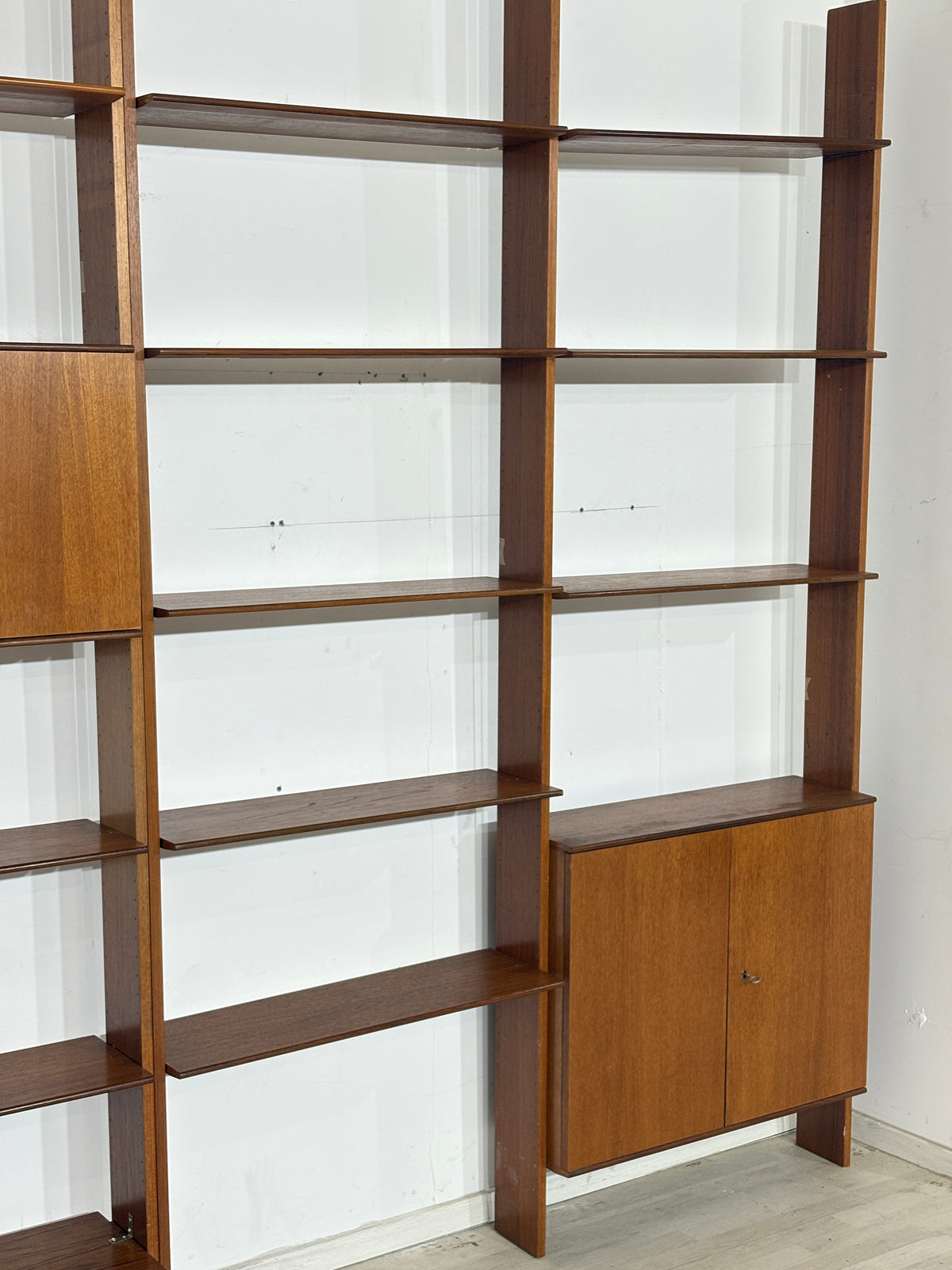 Modulares Mid-Century Wandregal von interna-Peter Pedrides / Teak-Regalsystem 60er Jahre