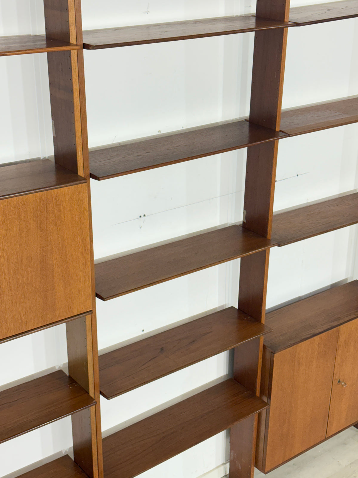 Modulares Mid-Century Wandregal von interna-Peter Pedrides / Teak-Regalsystem 60er Jahre