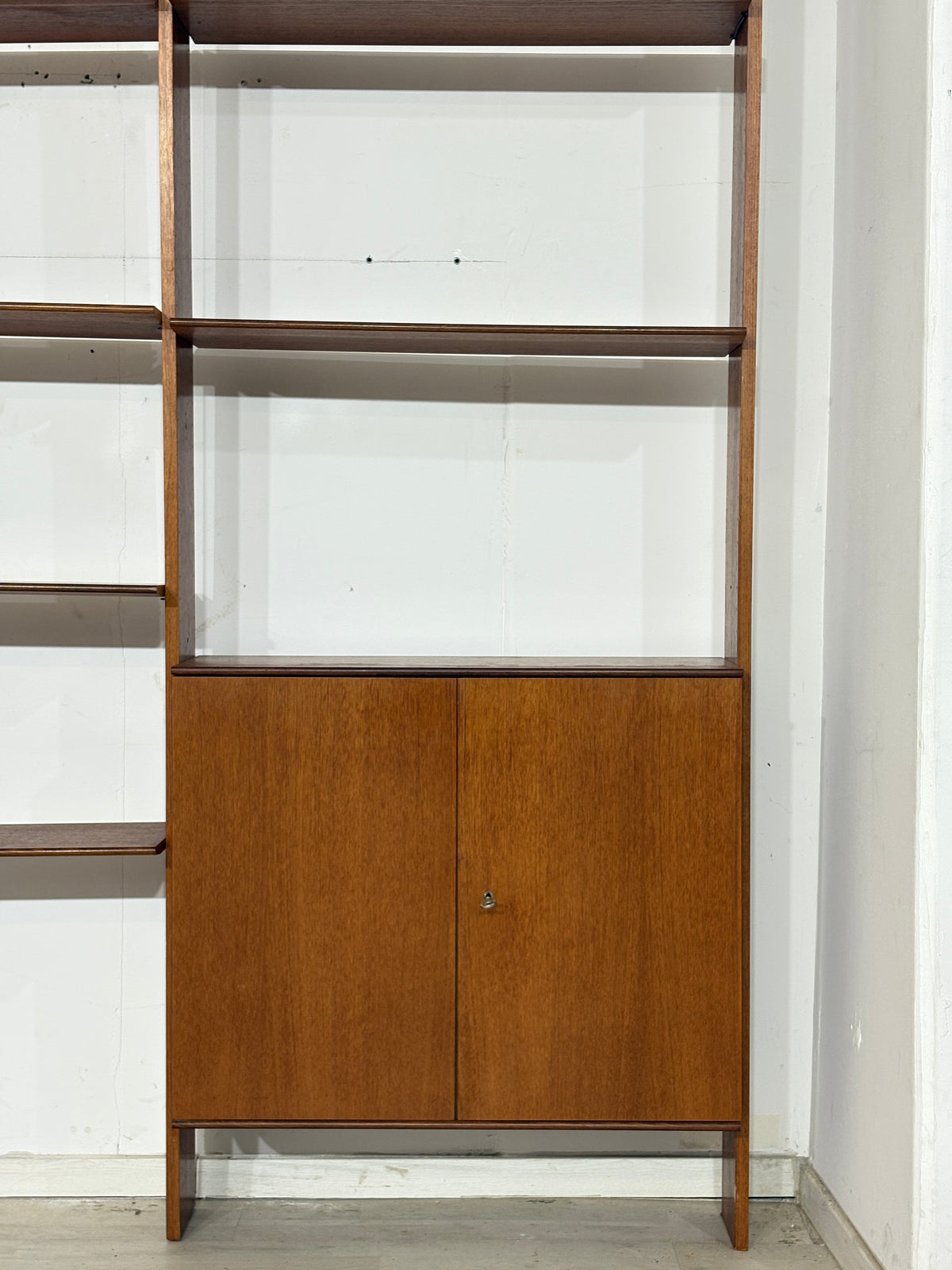 Modulares Mid-Century Wandregal von interna-Peter Pedrides / Teak-Regalsystem 60er Jahre