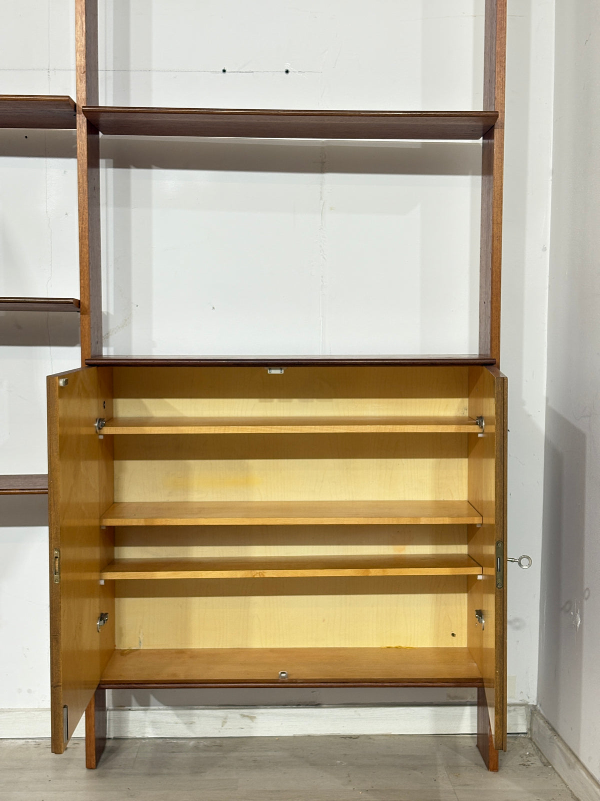 Modulares Mid-Century Wandregal von interna-Peter Pedrides / Teak-Regalsystem 60er Jahre