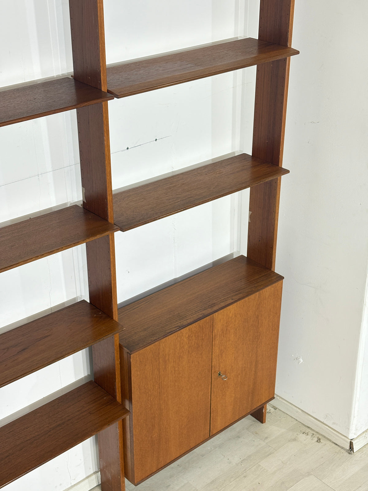 Modulares Mid-Century Wandregal von interna-Peter Pedrides / Teak-Regalsystem 60er Jahre