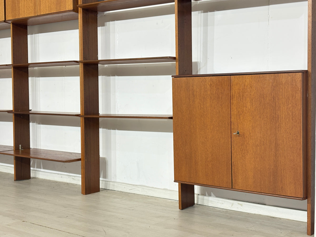 Modulares Mid-Century Wandregal von interna-Peter Pedrides / Teak-Regalsystem 60er Jahre
