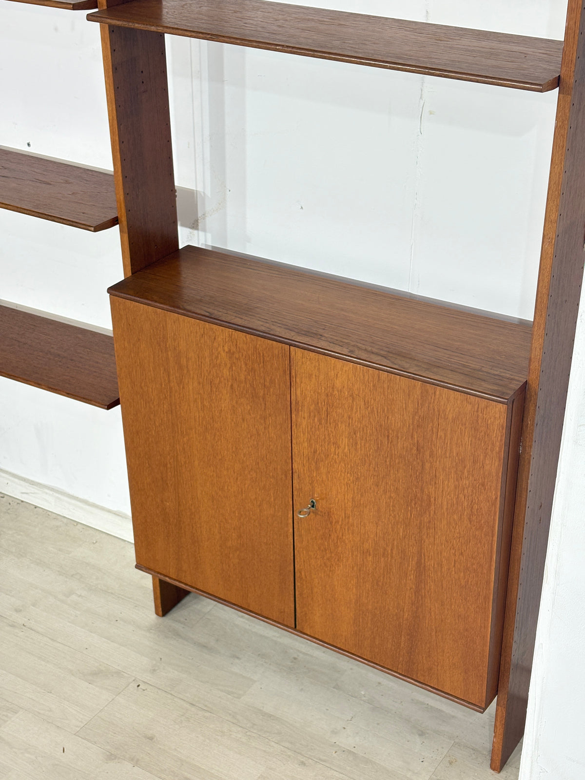 Modulares Mid-Century Wandregal von interna-Peter Pedrides / Teak-Regalsystem 60er Jahre