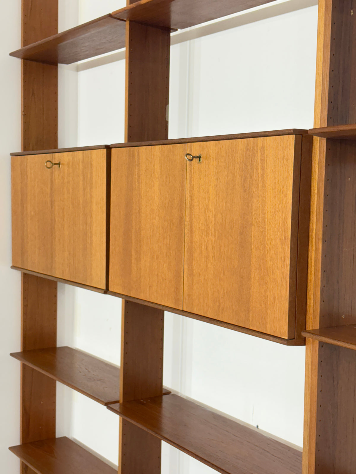 Modulares Mid-Century Wandregal von interna-Peter Pedrides / Teak-Regalsystem 60er Jahre