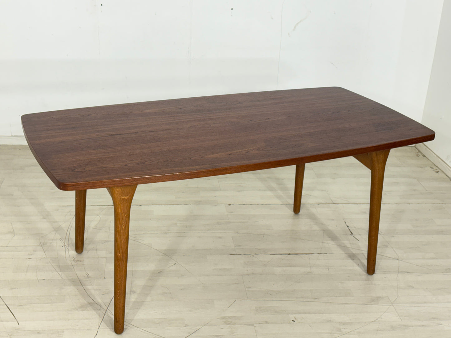 Wunderschöner Vintage Designer Esstisch Tisch von Henry Kjærnulf für Bruno Hansen