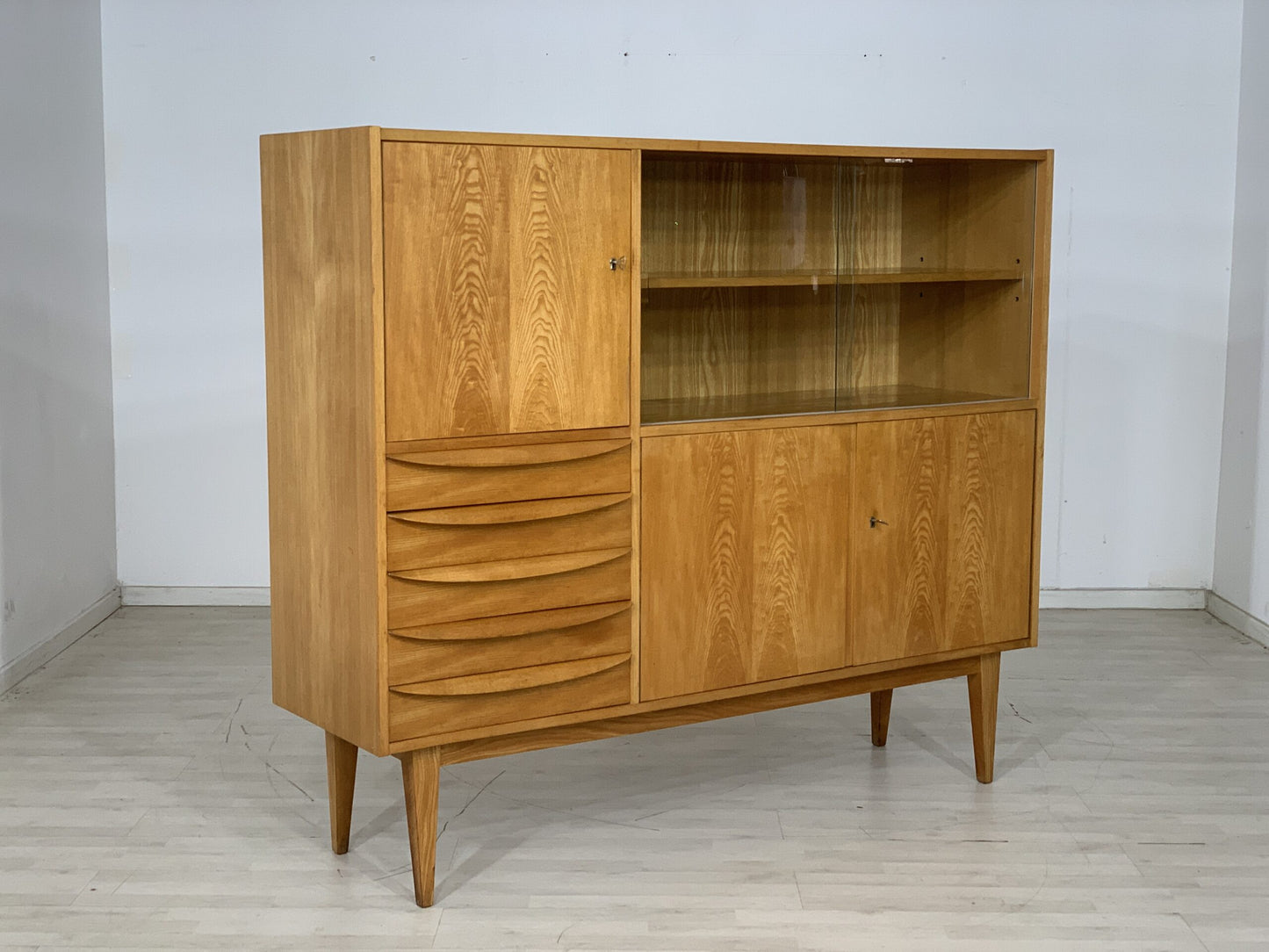 VINTAGE HELLERAU GESCHIRRSCHRANK WOHNZIMMERSCHRANK SCHRANK MID CENTURY HIGHBOARD