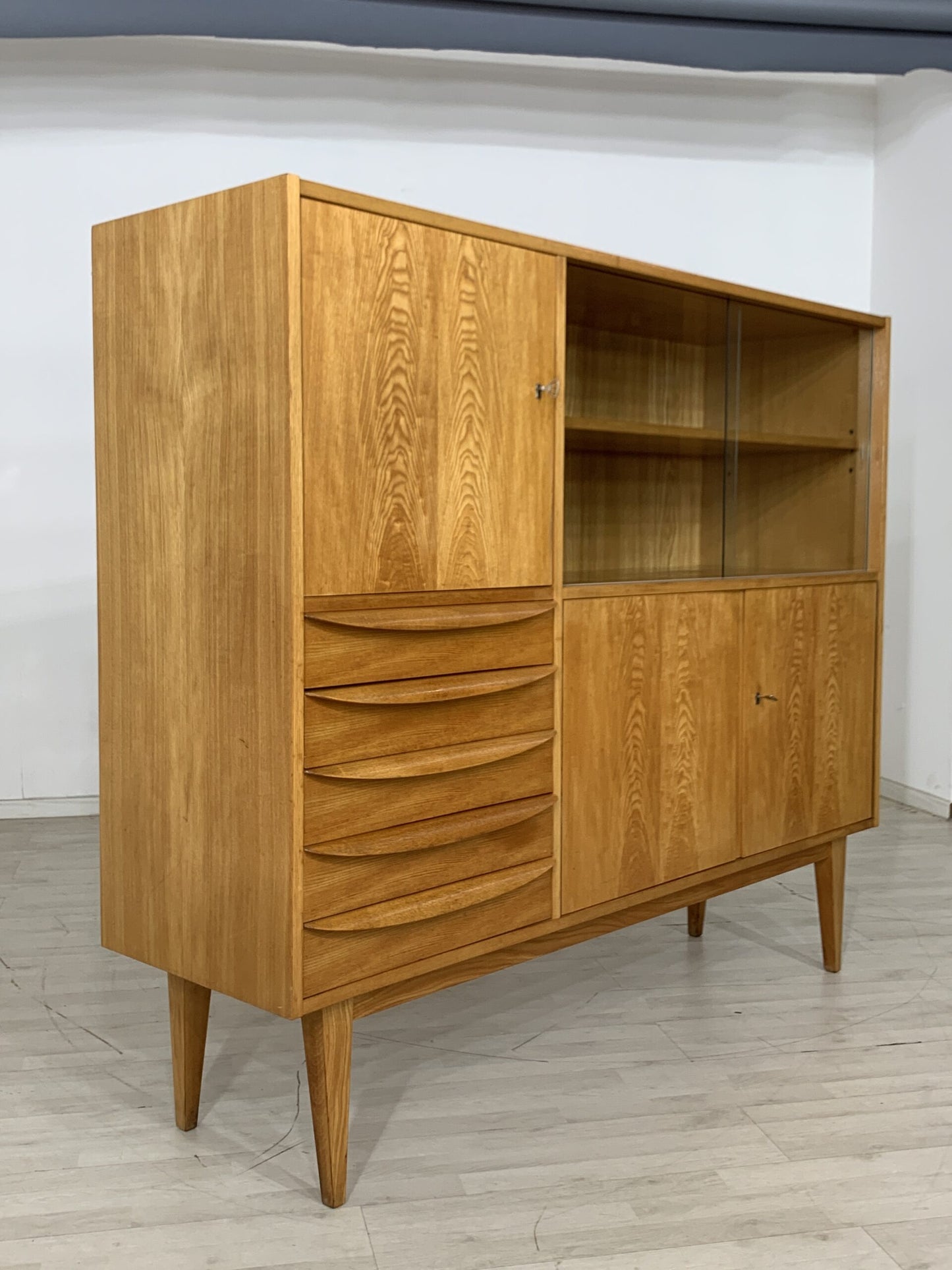 VINTAGE HELLERAU GESCHIRRSCHRANK WOHNZIMMERSCHRANK SCHRANK MID CENTURY HIGHBOARD