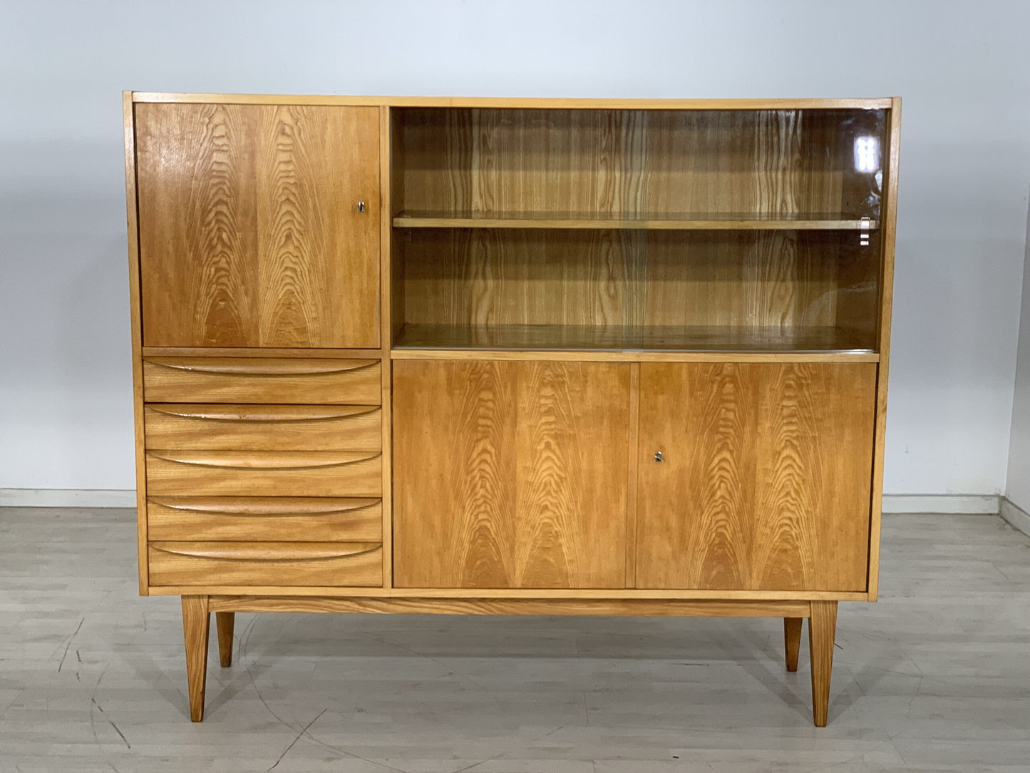 VINTAGE HELLERAU GESCHIRRSCHRANK WOHNZIMMERSCHRANK SCHRANK MID CENTURY HIGHBOARD